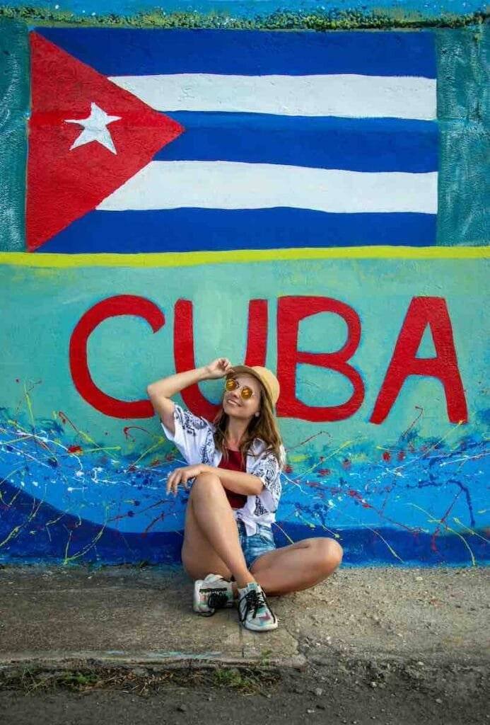 Drapeau de Cuba avec fille par terre