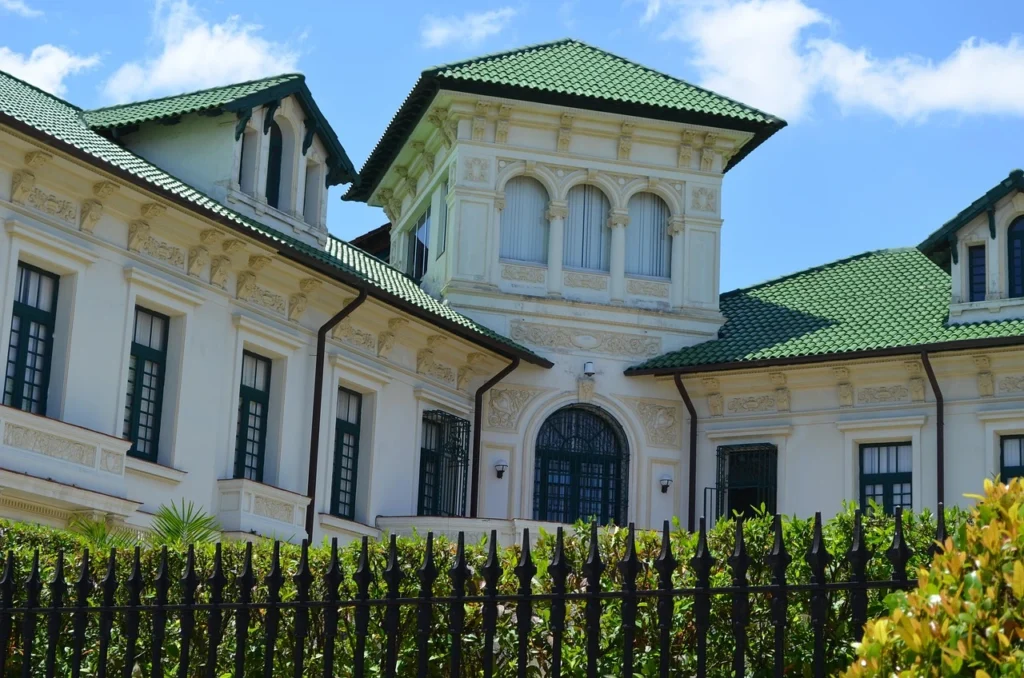 Arquitectura moderna en Cuba Edificios de estilo Art Déco y arquitectura moderna en El Vedado, La Habana, con líneas geométricas y detalles decorativos típicos.
