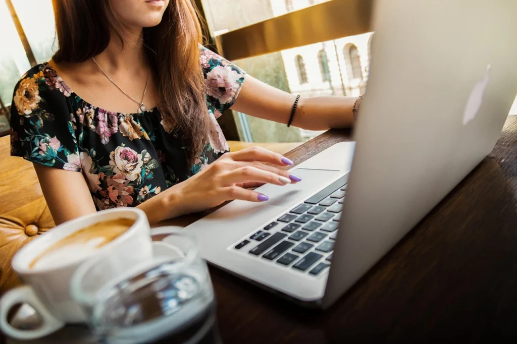 Clases Gratis Español Estudiante aprendiendo español en clase