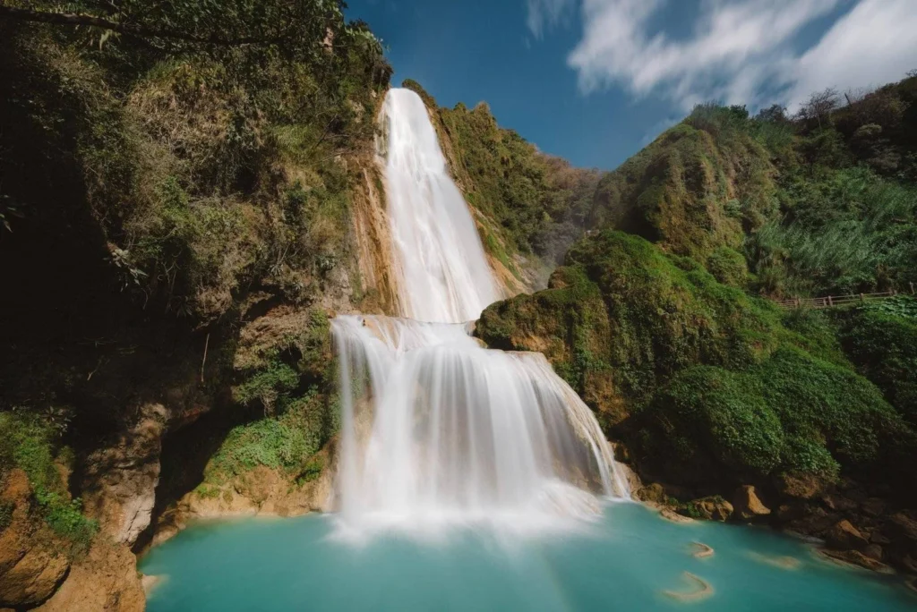 Destinos Turísticos Español Catarata como símbolo de destinos turísticos en Español