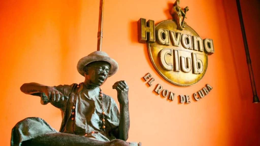 El ron de Cuba - Habana Club Botella de ron Havana Club, ícono de la tradición y calidad del ron cubano.