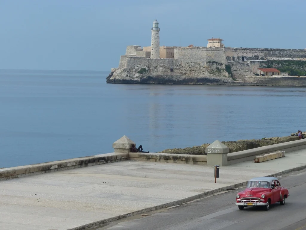 La Habana Cuba Panorámica de La Habana al atardecer, simbolizando el final del viaje y la despedida de la ciudad.