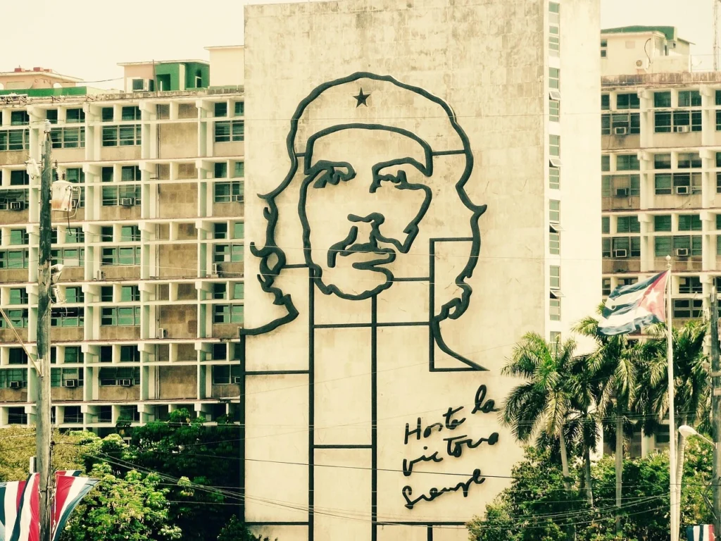 Le Che Guevara Portrait iconique du Che Guevara avec béret, symbole de la Révolution cubaine, représentant un voyage Cuba