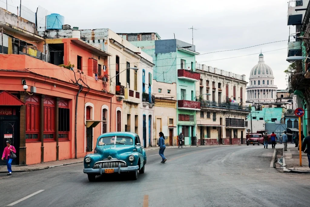 Malecón en Cuba Clásico auto americano circulando por las calles de La Habana, símbolo de la historia y el encanto de la ciudad.