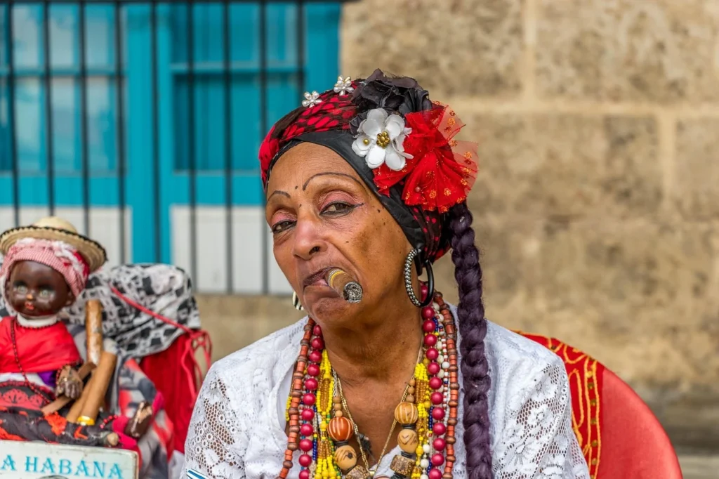 Mujer-cubana-en-traje-típico Mujer cubana vestida con traje tradicional ceremonial, vinculada a prácticas religiosas afro-cubanas.
