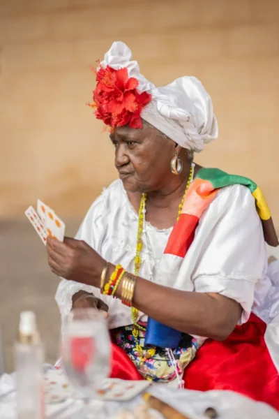 Inmersión en Cuba Mujer con traje típico afrocubano en La Habana