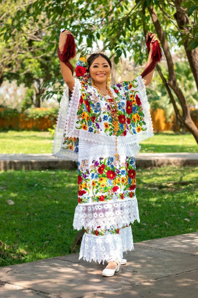 Traje Típico Yucatán Mujer con traje típico yucateco en Yucatán, México - Español en inmersión