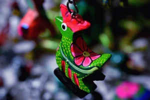 Artesanías mexicanas. Colorido alebrije mexicano de madera tallada.
