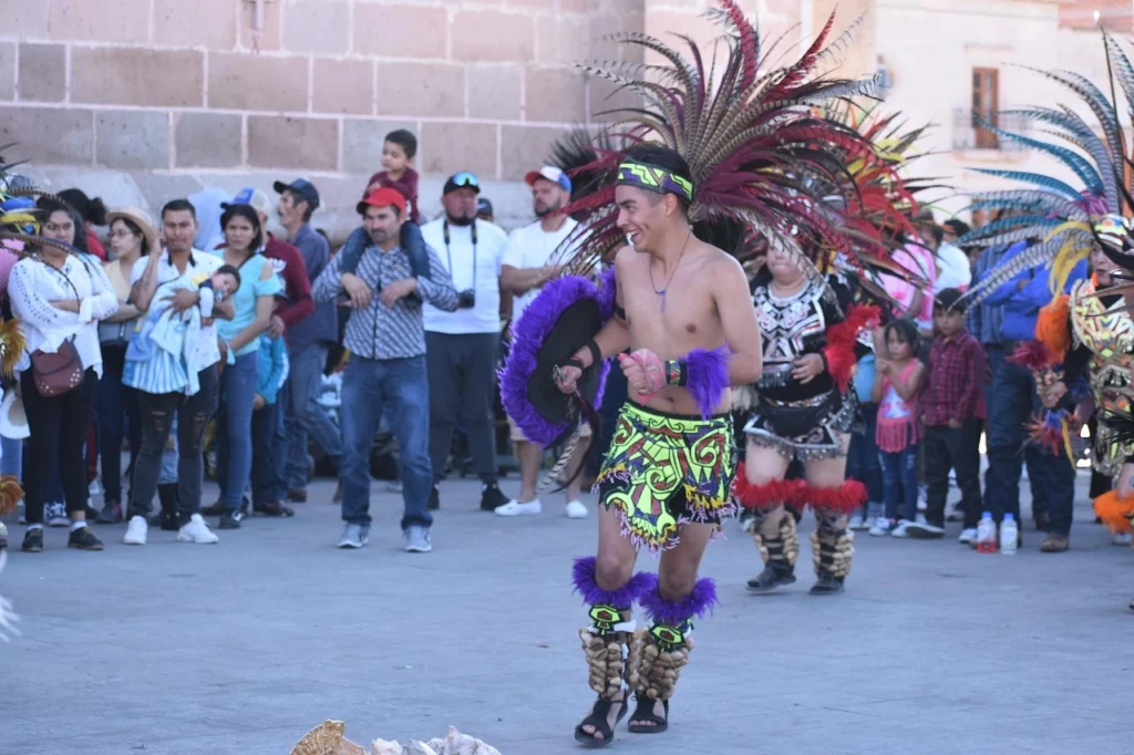 Bailarín mexicano con ropa típica de colores.