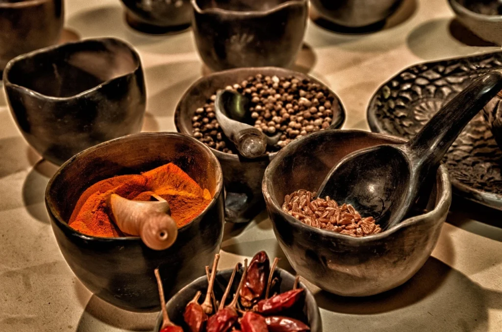 Especias y chiles mexicanos sobre mesa de madera.