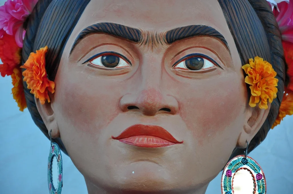 Representación de Frida Kahlo con flores en el cabello.