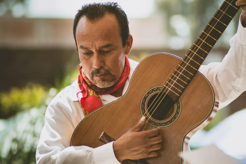 Guitarrista mexicano tocando música tradicional.