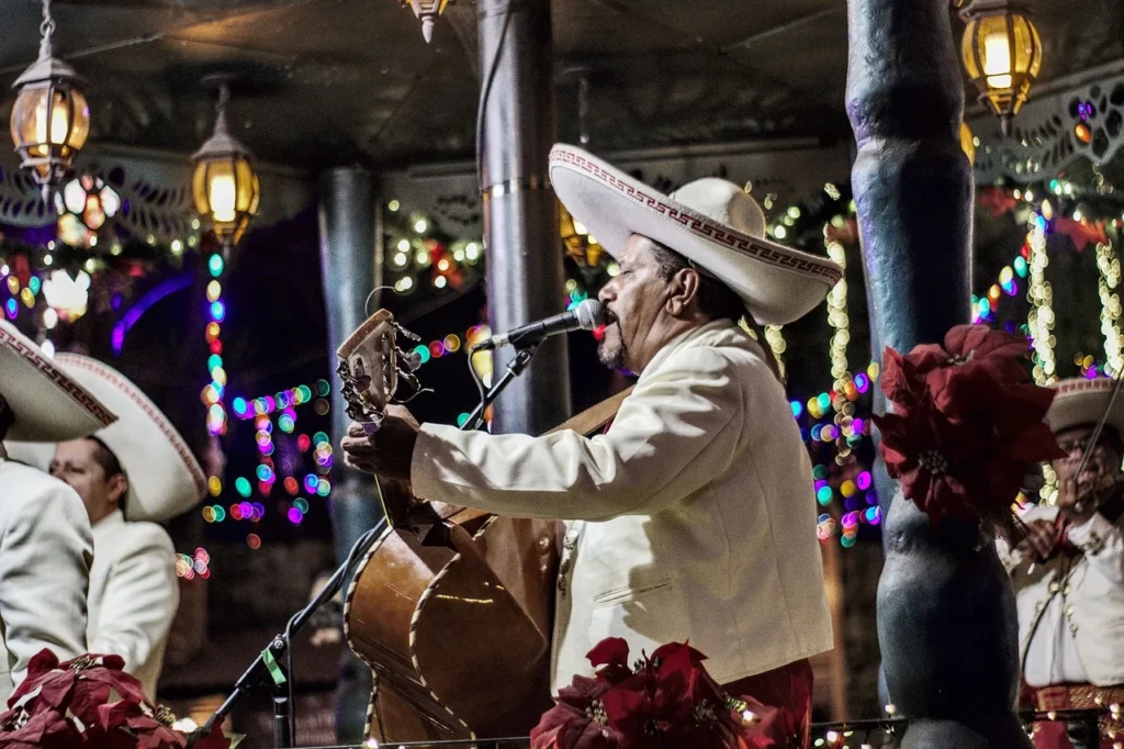 Grupo de mariachis con trajes de charro.