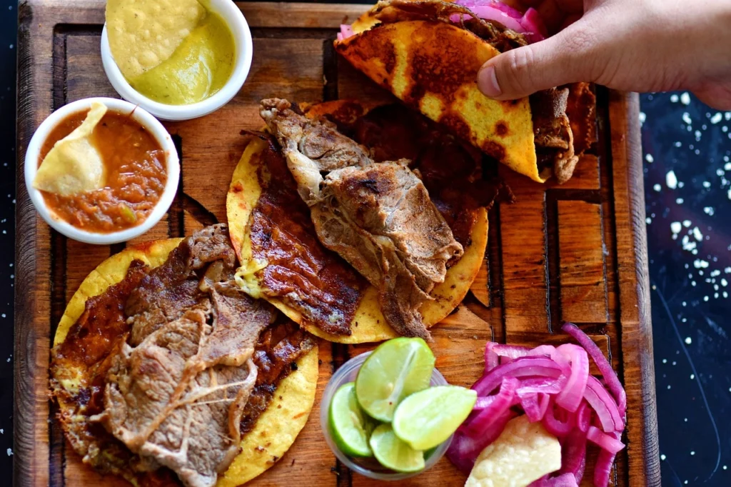 Tacos mexicanos con guarniciones.