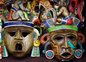 Máscaras artesanales mexicanas de colores vivos, utilizadas en danzas, festivales y celebraciones culturales.