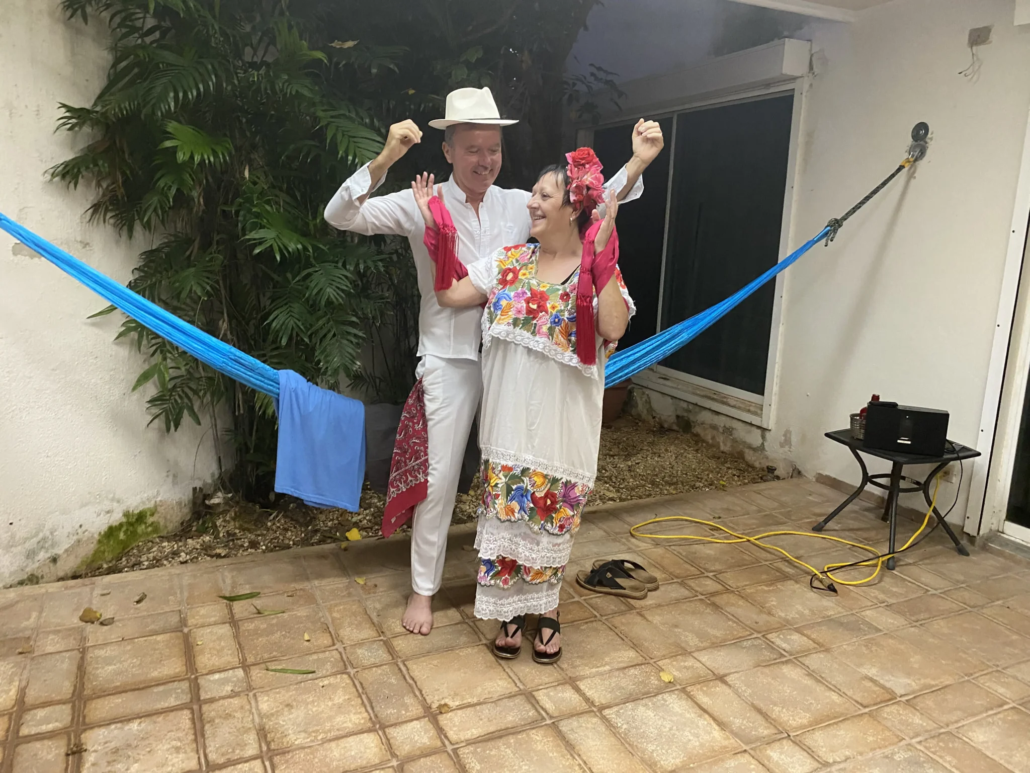 Françoise y Yannick durante una clase práctica de jarana en Mérida.