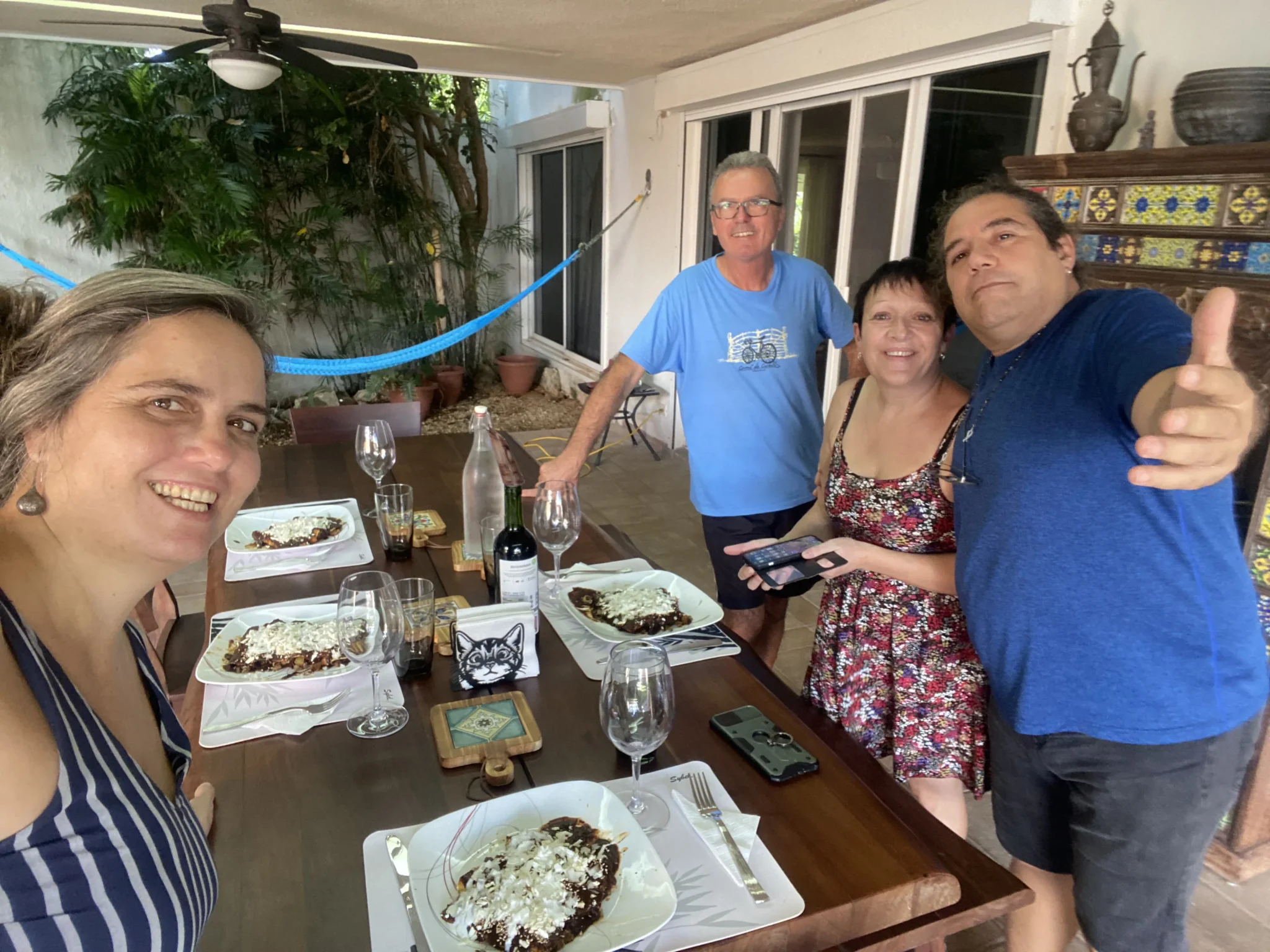 Françoise y Yannick compartiendo la comida preparada durante la clase de cocina yucateca, junto a su nueva familia.
