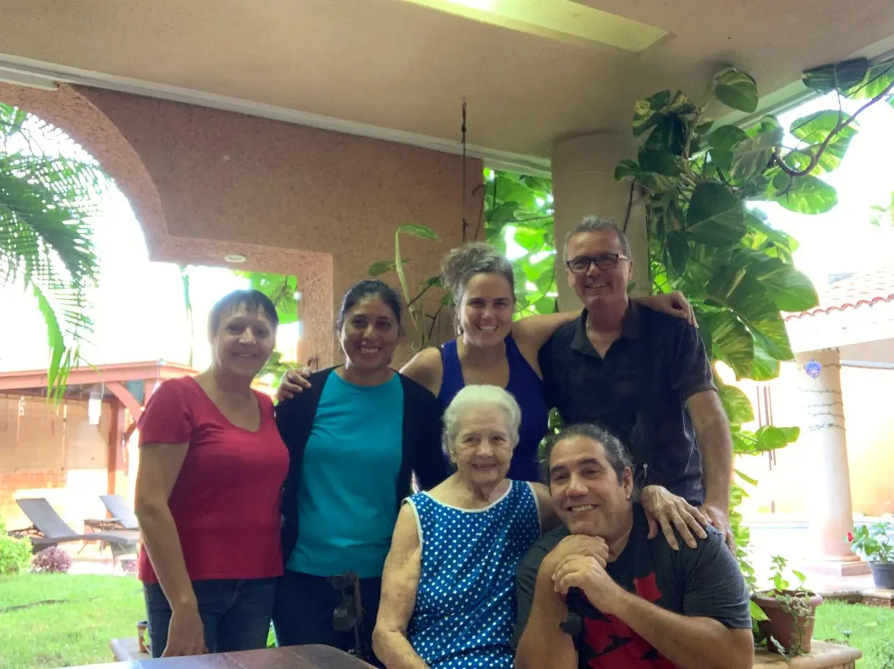 Françoise y Yannick compartiendo comida y conversación con una familia yucateca durante su inmersión en español.