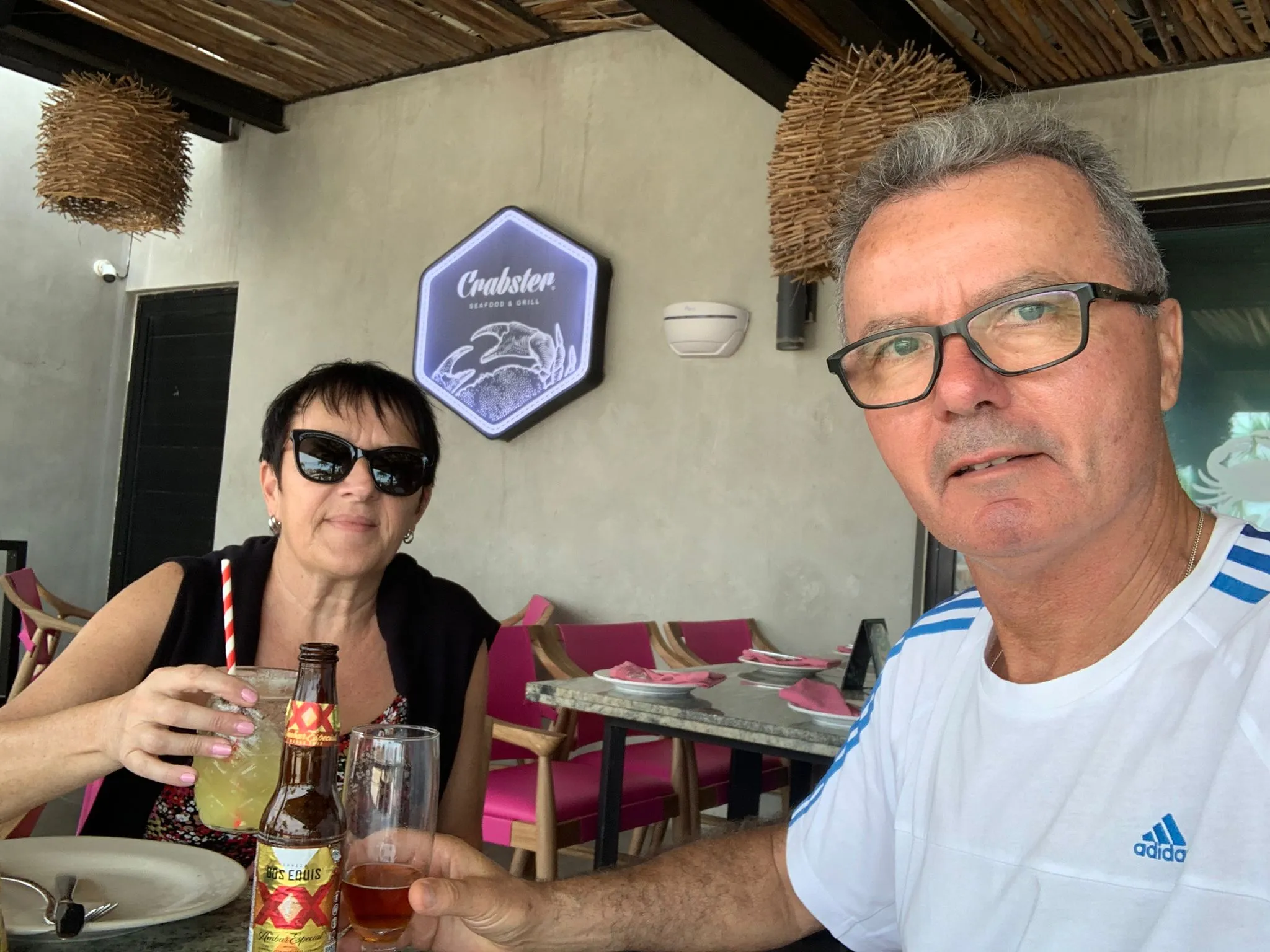 Françoise y Yannick degustando comida típica yucateca en un restaurante frente al mar, en Progreso.