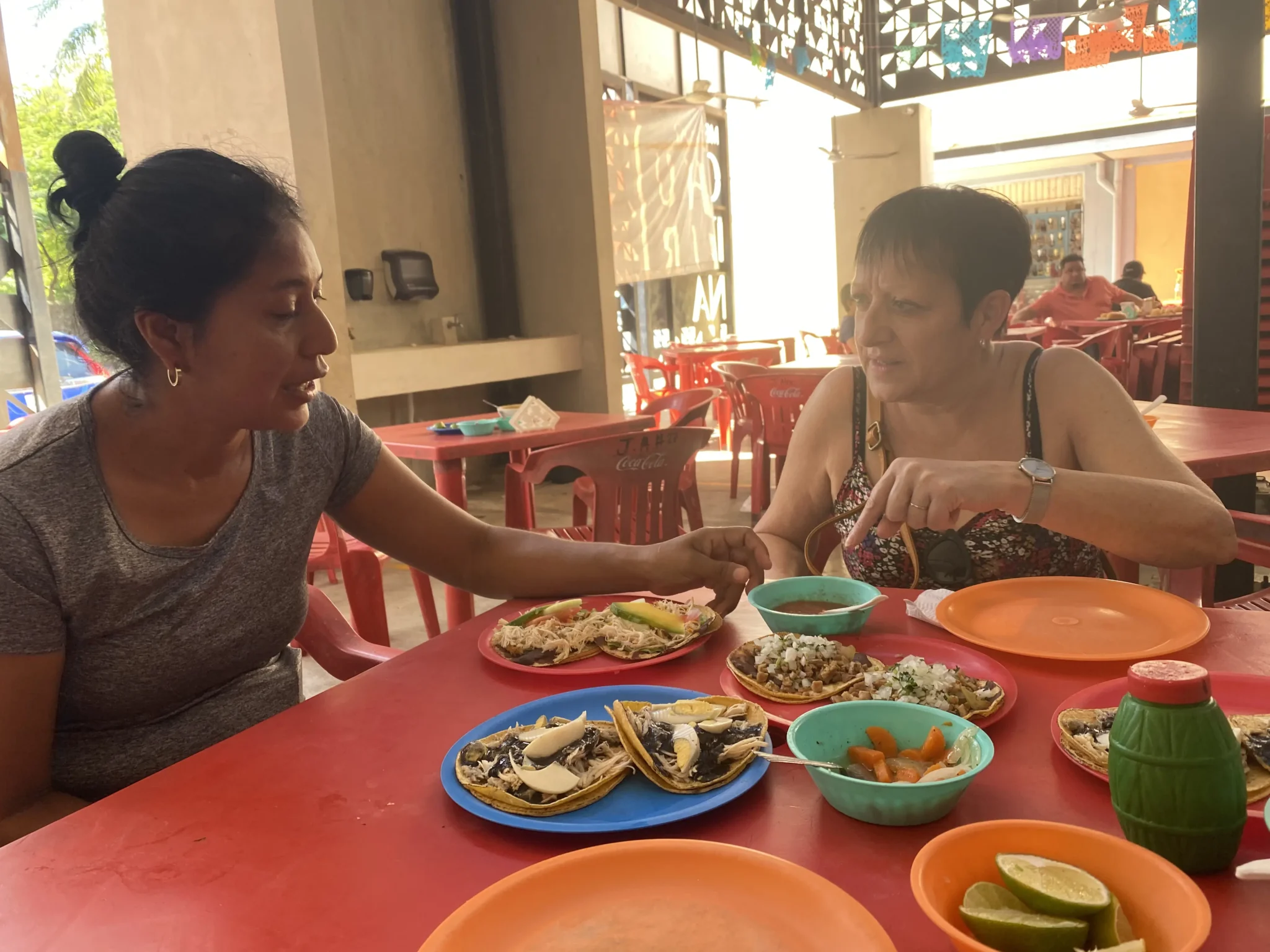 Probando la comida del mercado local de Mérida.