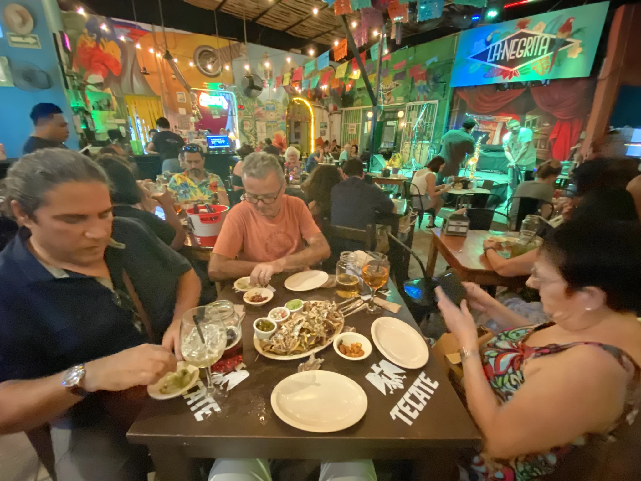 Ambiente interior de una cantina tradicional en Mérida durante la experiencia de inmersión.