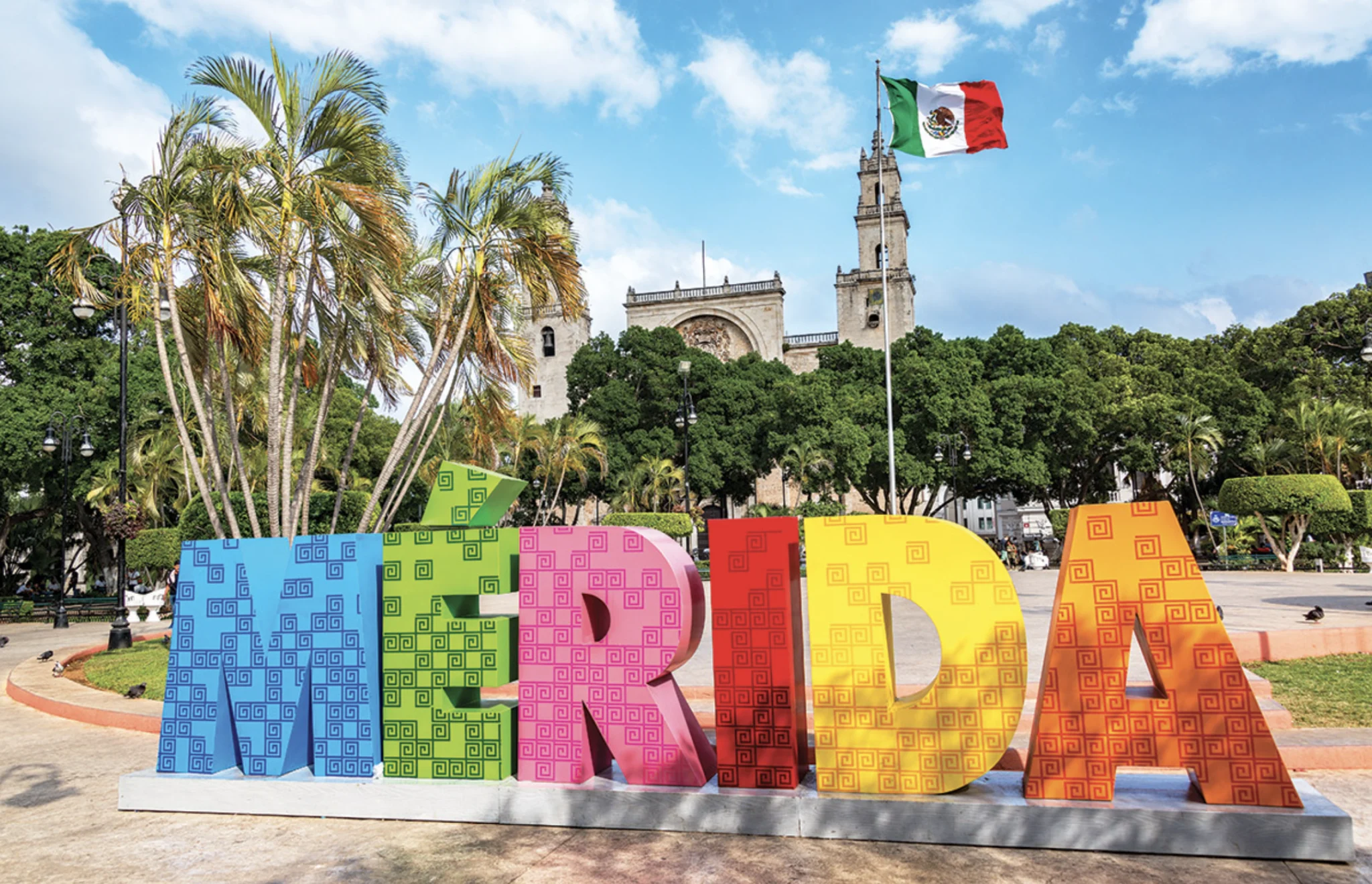 Letrero colorido de ‘Mérida’ en un parque del centro histórico. Ilustra experiencia para aprender español en Yucatán.