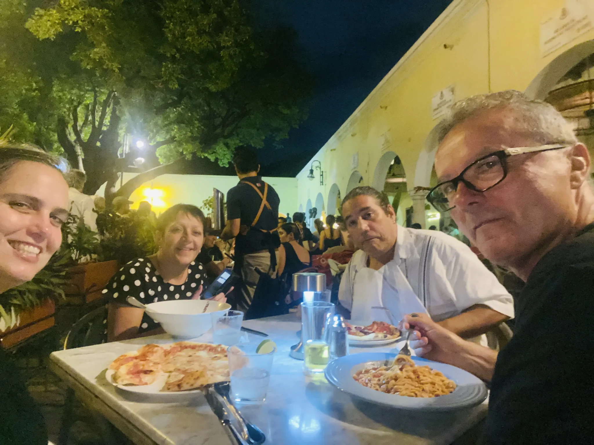 Françoise y Yannick cenando durante la Noche de Serenata Yucateca en el Parque Santa Lucía.