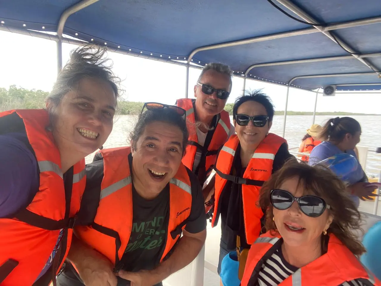 Françoise y Yannick con amigos navegando por una laguna en Yucatán durante su excursión.