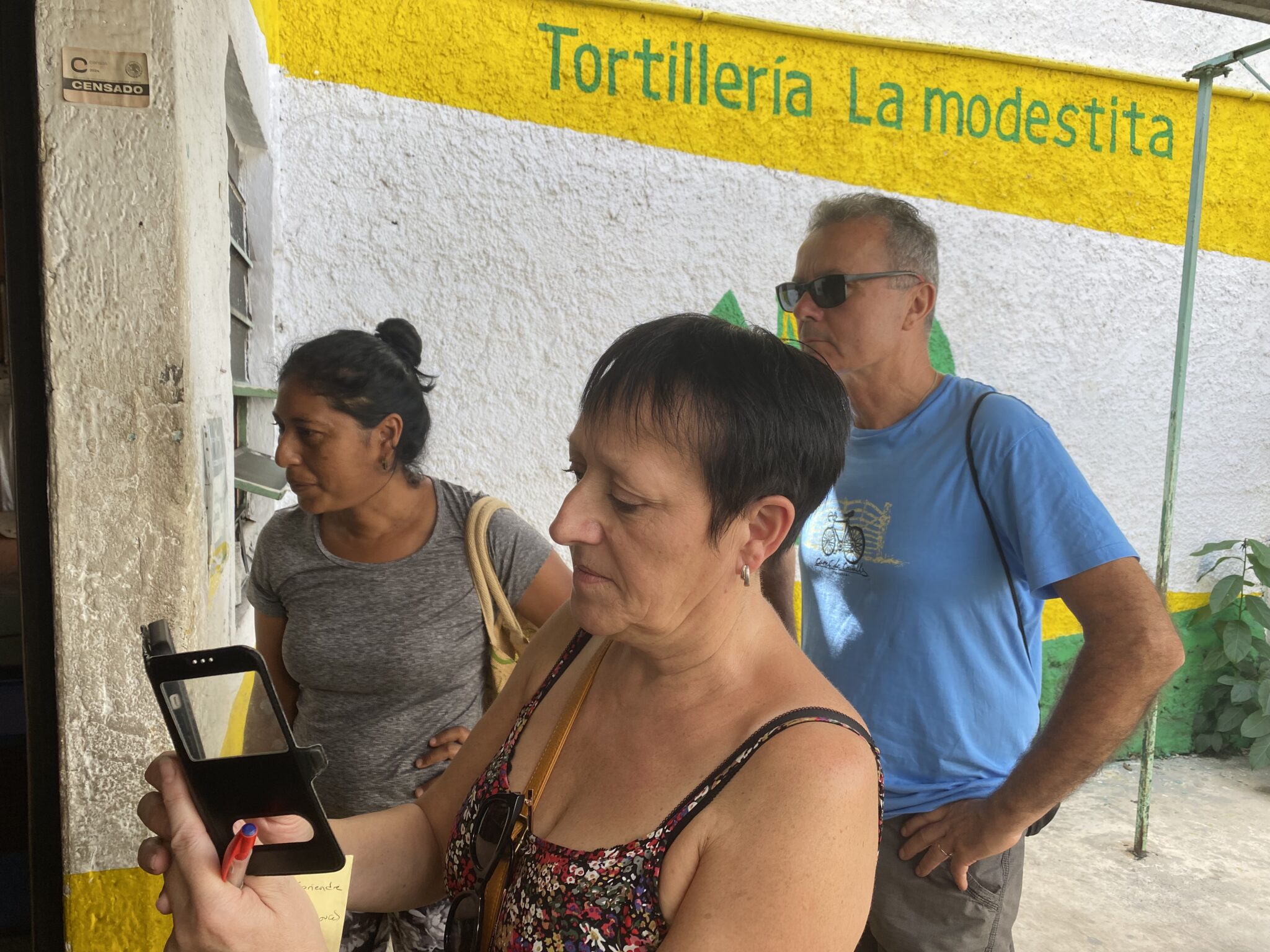 Françoise y Yannick comprando comida local y conversando en español durante su recorrido por el mercado de Mérida.