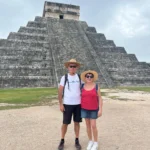 Aprender español en Yucatán en 15 días: la experiencia auténtica de Françoise y Yannick Françoise y Yannick frente a la pirámide de Kukulkán durante su visita a Chichén Itzá.