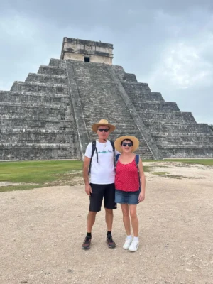 Françoise y Yannick frente a la pirámide de Kukulkán durante su visita a Chichén Itzá.