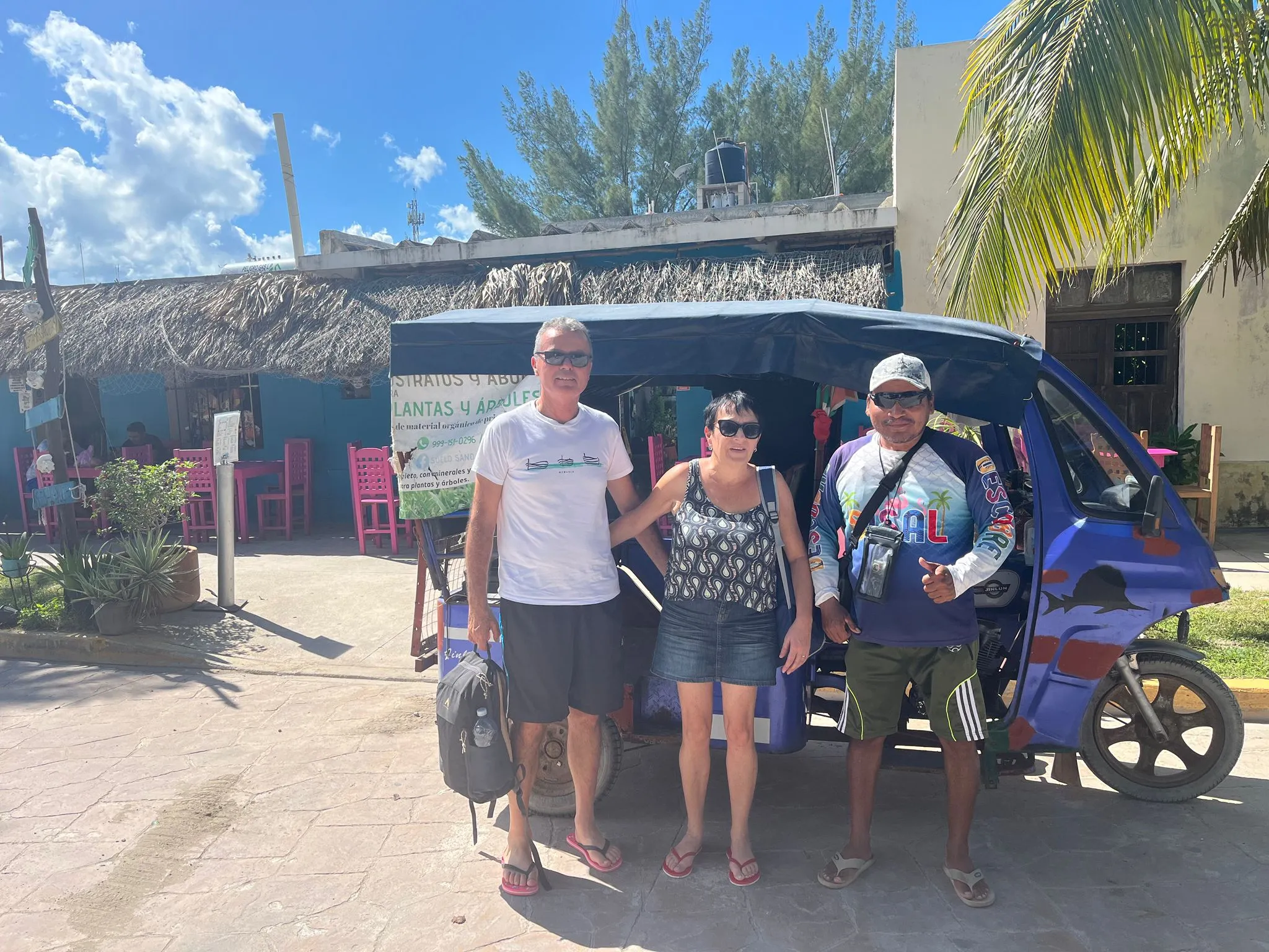 Françoise y Yannick recorriendo el pueblo costero de Sisal durante su inmersión con un guía local.