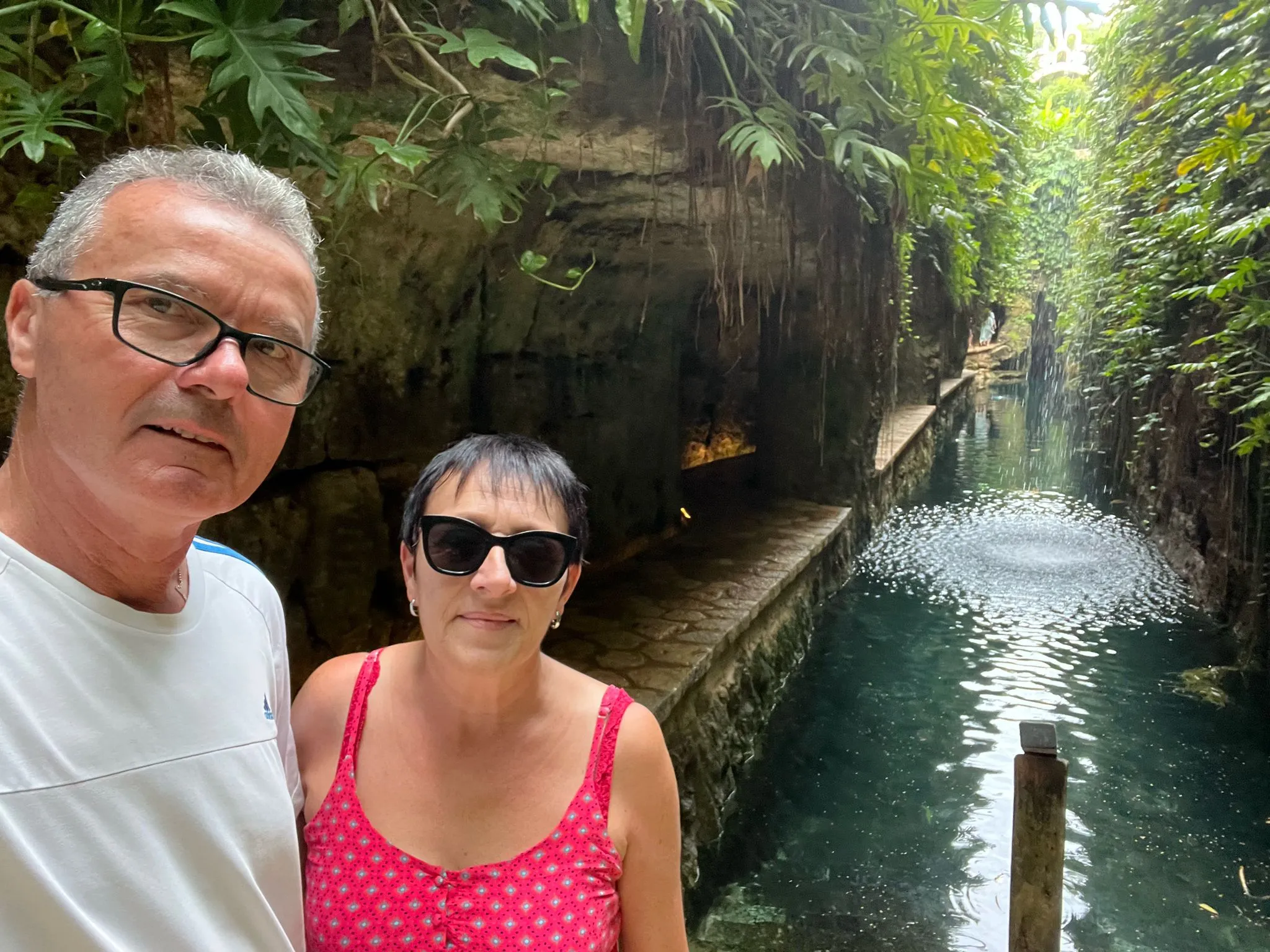 Françoise y Yannick visitando un cenote yucateco durante la excursión.