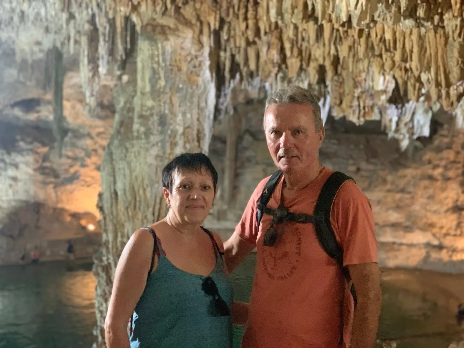 Françoise y Yannick explorando una cueva durante su excursión en Yucatán.