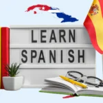 Cours espagnol Libros, cuaderno, bandera de España y mensaje Learn Spanish representando clases de español online y aprendizaje del idioma español.