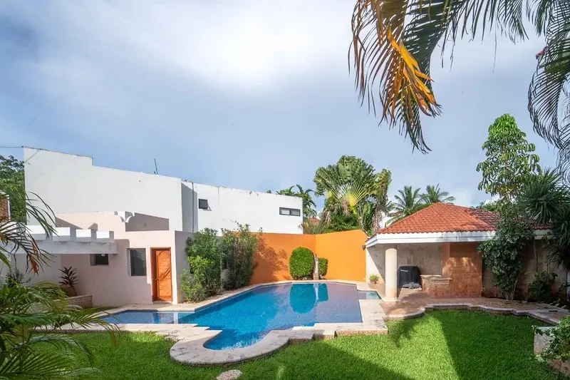 Outdoor area of the teacher’s home where participants practice Spanish during the language immersion program in Yucatán.