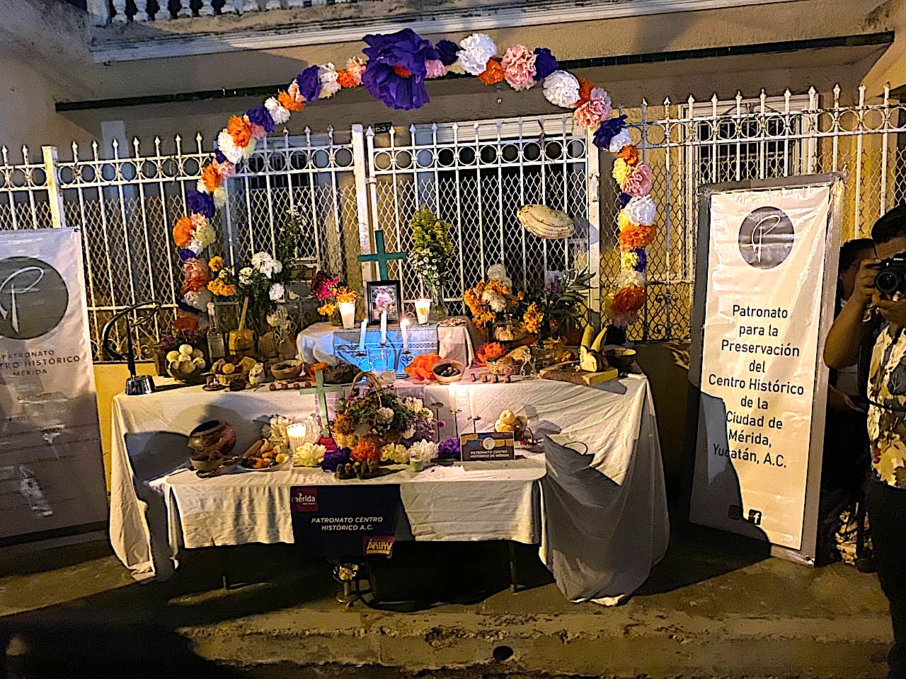 Altar de Día de Muertos durante el Paseo de las Ánimas en el barrio de La Ermita, Mérida, Yucatán.
